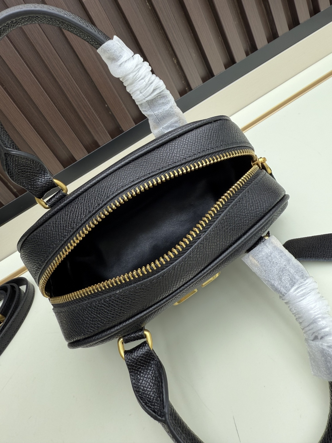 新款VALENTINO GARAVANI VLOGO SIGNATURE粒面牛皮革迷你保龄球手袋。得益于