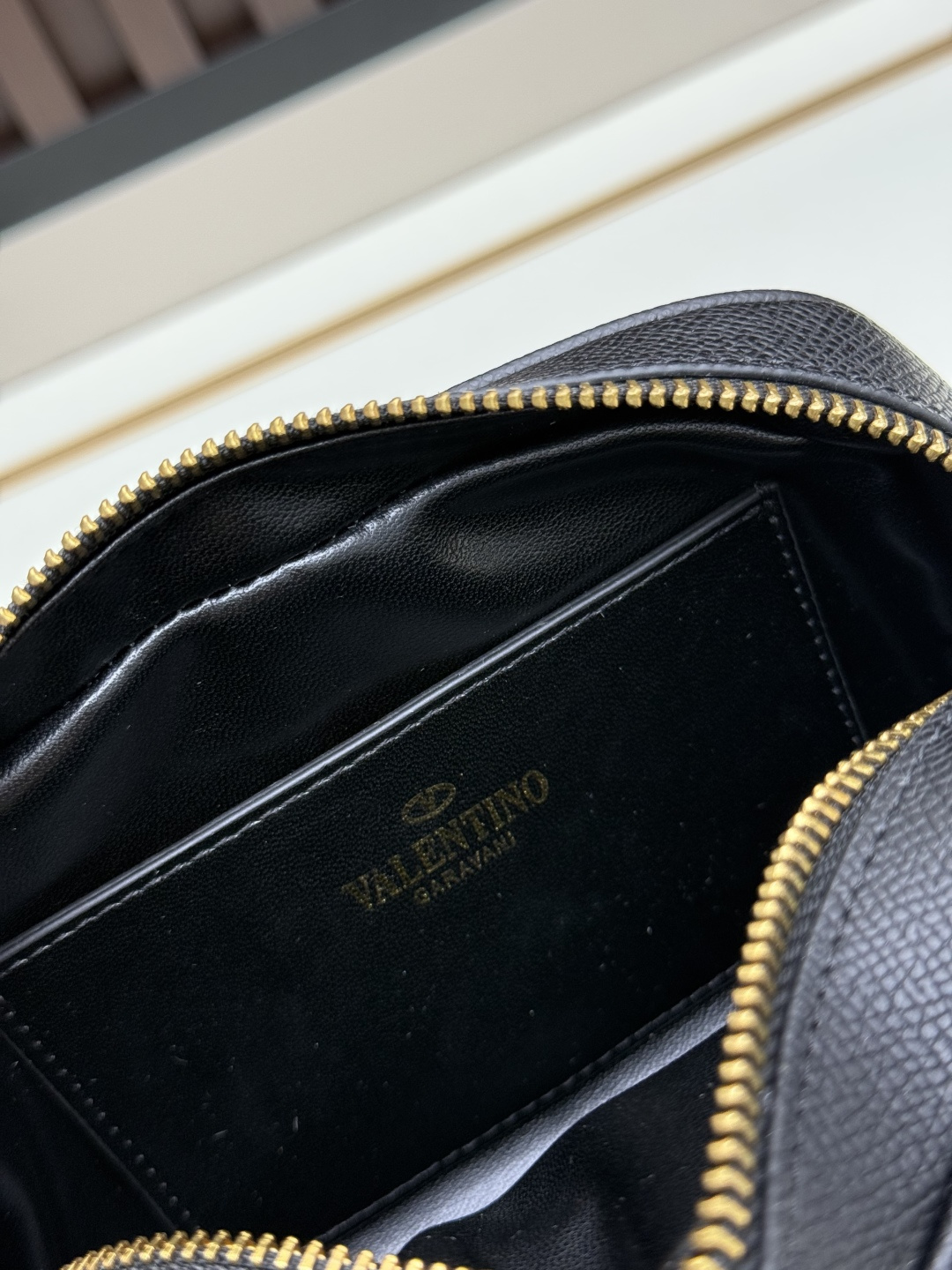 新款VALENTINO GARAVANI VLOGO SIGNATURE粒面牛皮革迷你保龄球手袋。得益于