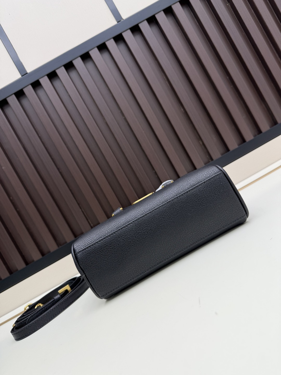 新款VALENTINO GARAVANI VLOGO SIGNATURE粒面牛皮革迷你保龄球手袋。得益于