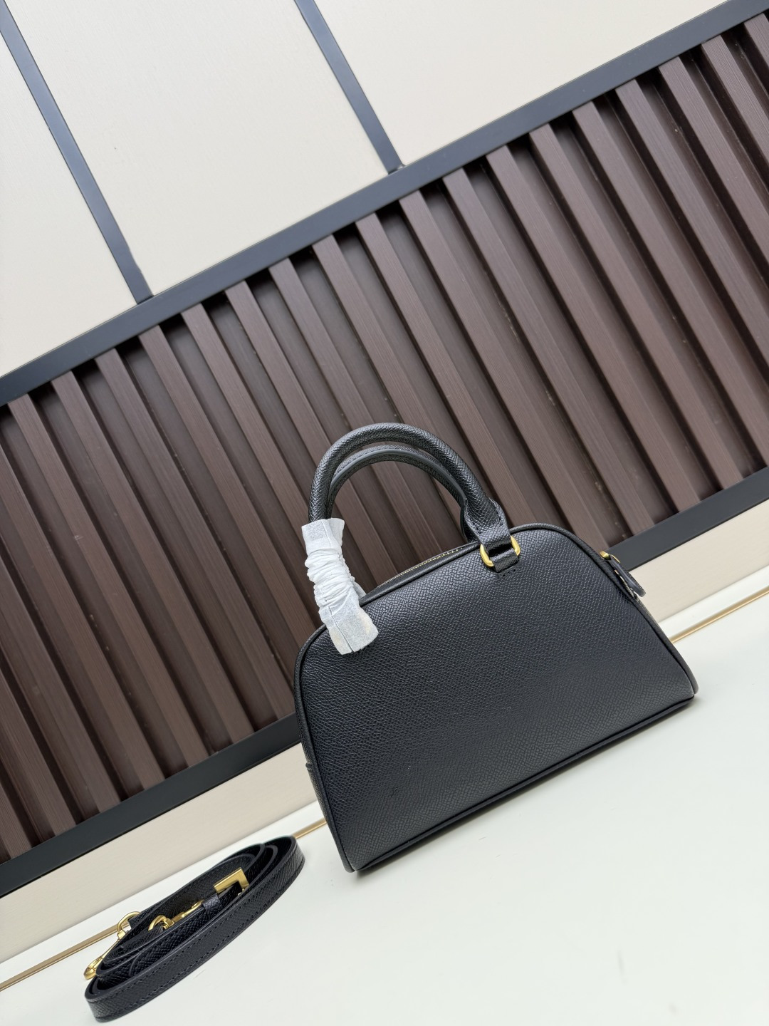 新款VALENTINO GARAVANI VLOGO SIGNATURE粒面牛皮革迷你保龄球手袋。得益于