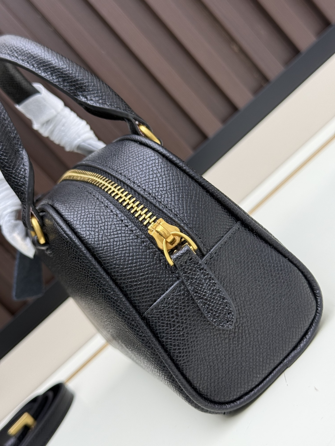 新款VALENTINO GARAVANI VLOGO SIGNATURE粒面牛皮革迷你保龄球手袋。得益于