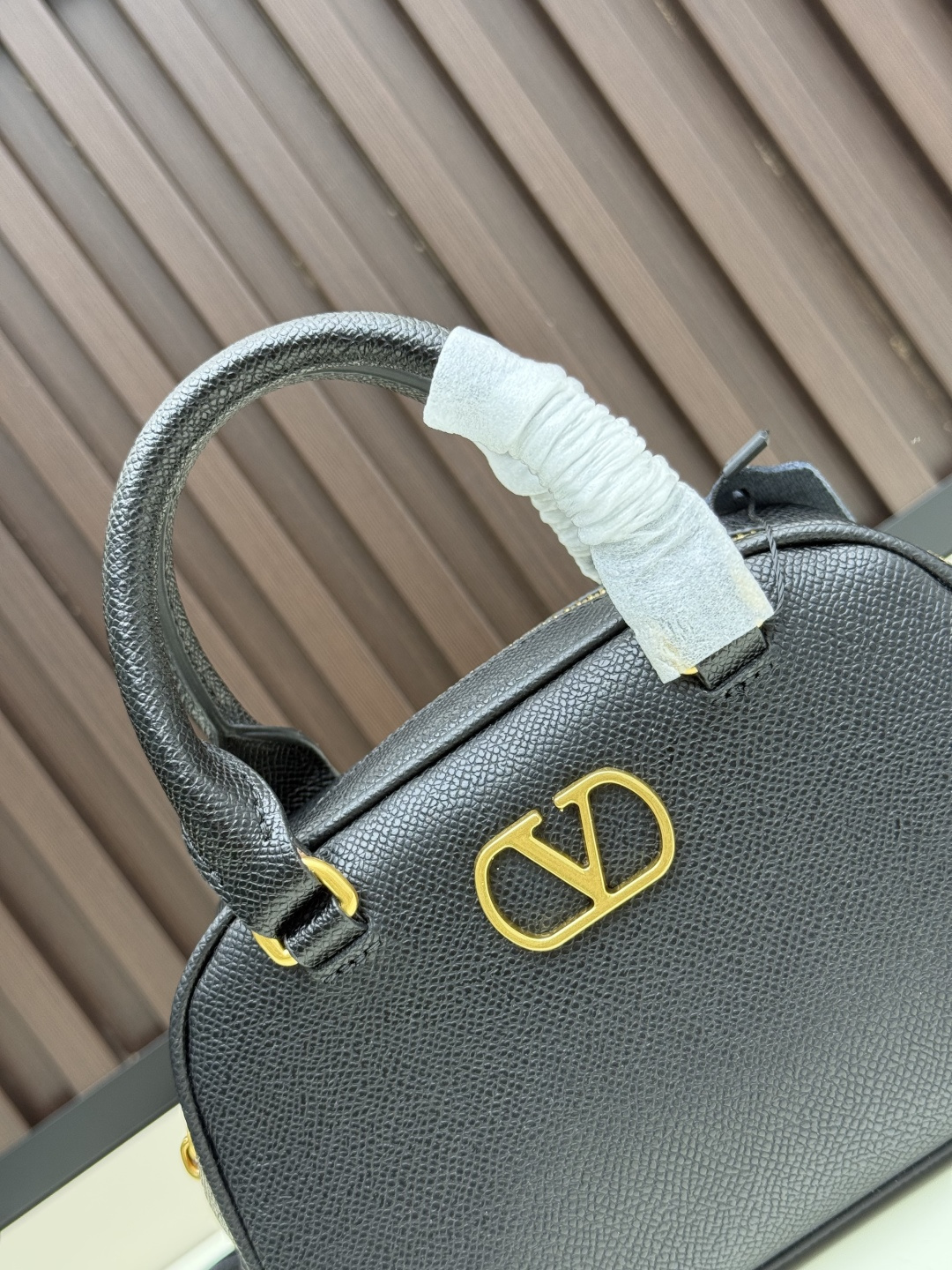 新款VALENTINO GARAVANI VLOGO SIGNATURE粒面牛皮革迷你保龄球手袋。得益于