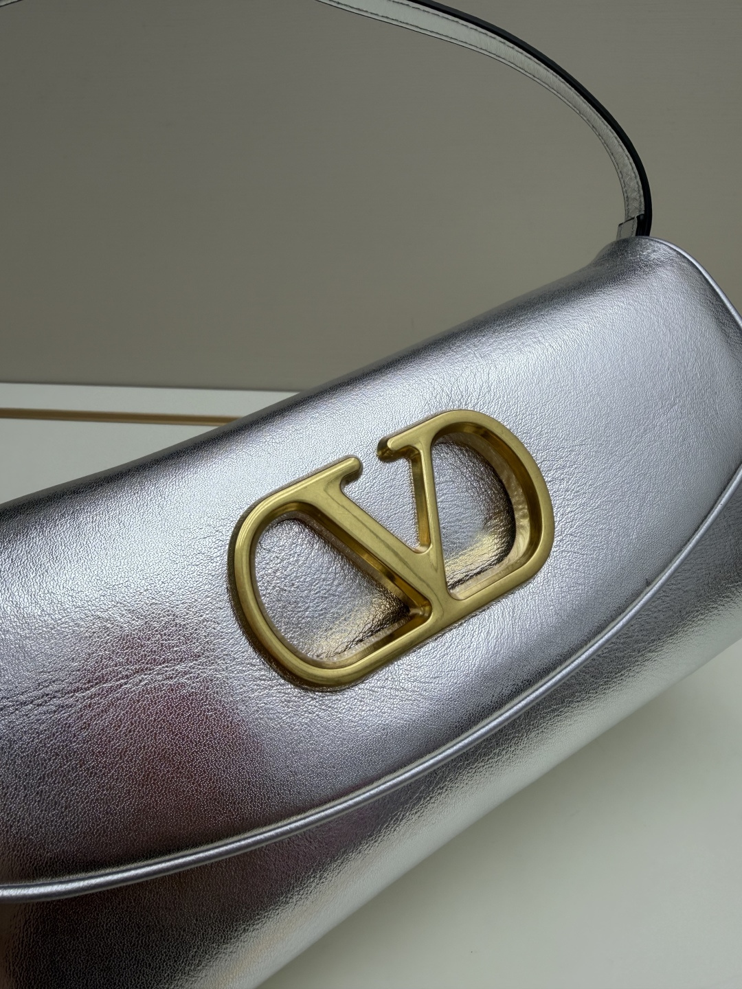 新款批VALENTINO GARAVANI DEVAIN 小号羊皮革肩背手袋，配以金属 VLOGO SI
