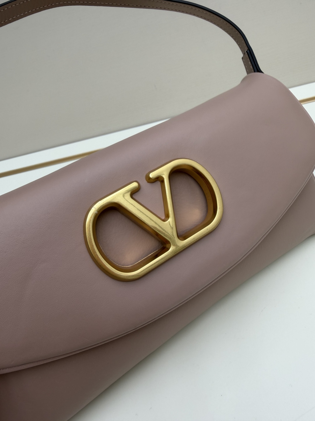 新款 VALENTINO GARAVANI DEVAIN 小号羊皮革肩背手袋，配以金属 VLOGO SI