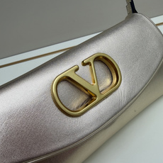 新款批VALENTINO GARAVANI DEVAIN 小号羊皮革肩背手袋,配以金属 VLOGO SI 新款批VALENTINO GARAVANI DEVAIN 小号羊皮革肩背手袋,配以金属 VLOGO SI