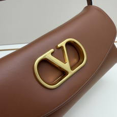 新款 VALENTINO GARAVANI DEVAIN 小号羊皮革肩背手袋,配以金属 VLOGO SI 新款 VALENTINO GARAVANI DEVAIN 小号羊皮革肩背手袋,配以金属 VLOGO SI
