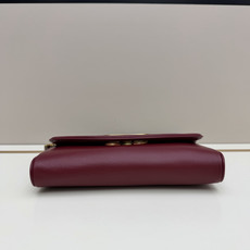 新款VALENTINO GARAVANI DEVAIN 小号羊皮革肩背手袋,配以金属 VLOGO SIG 新款VALENTINO GARAVANI DEVAIN 小号羊皮革肩背手袋,配以金属 VLOGO SIG