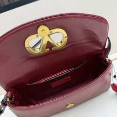 新款VALENTINO GARAVANI DEVAIN 小号羊皮革肩背手袋,配以金属 VLOGO SIG 新款VALENTINO GARAVANI DEVAIN 小号羊皮革肩背手袋,配以金属 VLOGO SIG