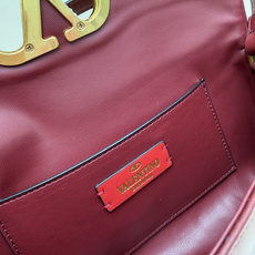新款VALENTINO GARAVANI DEVAIN 小号羊皮革肩背手袋,配以金属 VLOGO SIG 新款VALENTINO GARAVANI DEVAIN 小号羊皮革肩背手袋,配以金属 VLOGO SIG
