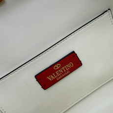 新款 VALENTINO GARAVANI DEVAIN 小号羊皮革肩背手袋,配以金属 VLOGO SI 新款 VALENTINO GARAVANI DEVAIN 小号羊皮革肩背手袋,配以金属 VLOGO SI