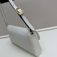 新款 VALENTINO GARAVANI DEVAIN 小号羊皮革肩背手袋,配以金属 VLOGO SI 新款 VALENTINO GARAVANI DEVAIN 小号羊皮革肩背手袋,配以金属 VLOGO SI