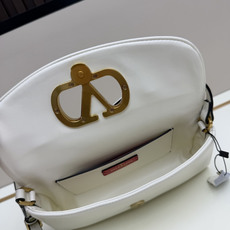 新款 VALENTINO GARAVANI DEVAIN 小号羊皮革肩背手袋,配以金属 VLOGO SI 新款 VALENTINO GARAVANI DEVAIN 小号羊皮革肩背手袋,配以金属 VLOGO SI