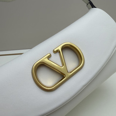新款 VALENTINO GARAVANI DEVAIN 小号羊皮革肩背手袋,配以金属 VLOGO SI 新款 VALENTINO GARAVANI DEVAIN 小号羊皮革肩背手袋,配以金属 VLOGO SI