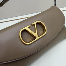 新款VALENTINO GARAVANI DEVAIN 小号羊皮革肩背手袋,配以金属 VLOGO SIG 新款VALENTINO GARAVANI DEVAIN 小号羊皮革肩背手袋,配以金属 VLOGO SIG