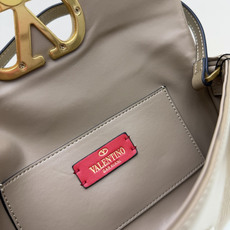 新款VALENTINO GARAVANI DEVAIN 小号羊皮革肩背手袋,配以金属 VLOGO SIG 新款VALENTINO GARAVANI DEVAIN 小号羊皮革肩背手袋,配以金属 VLOGO SIG
