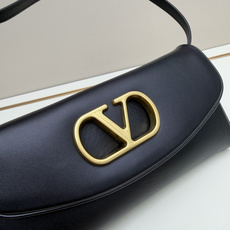 新款 VALENTINO GARAVANI DEVAIN 小号羊皮革肩背手袋,配以金属 VLOGO SI 新款 VALENTINO GARAVANI DEVAIN 小号羊皮革肩背手袋,配以金属 VLOGO SI