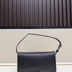 新款 VALENTINO GARAVANI DEVAIN 小号羊皮革肩背手袋,配以金属 VLOGO SI 新款 VALENTINO GARAVANI DEVAIN 小号羊皮革肩背手袋,配以金属 VLOGO SI