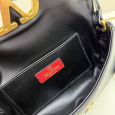 新款 VALENTINO GARAVANI DEVAIN 小号羊皮革肩背手袋,配以金属 VLOGO SI 新款 VALENTINO GARAVANI DEVAIN 小号羊皮革肩背手袋,配以金属 VLOGO SI