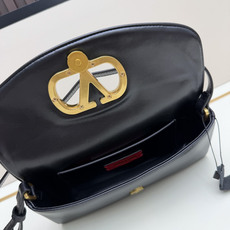 新款 VALENTINO GARAVANI DEVAIN 小号羊皮革肩背手袋,配以金属 VLOGO SI 新款 VALENTINO GARAVANI DEVAIN 小号羊皮革肩背手袋,配以金属 VLOGO SI