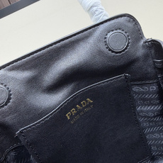 新款🎉对版专柜-新款Carry手袋🎉🎉🎉这款手提包凭借其时尚精致的设计,将一种动态的美感融入了日常使用中 新款🎉对版专柜-新款Carry手袋🎉🎉🎉这款手提包凭借其时尚精致的设计,将一种动态的美感融入了日常使用中