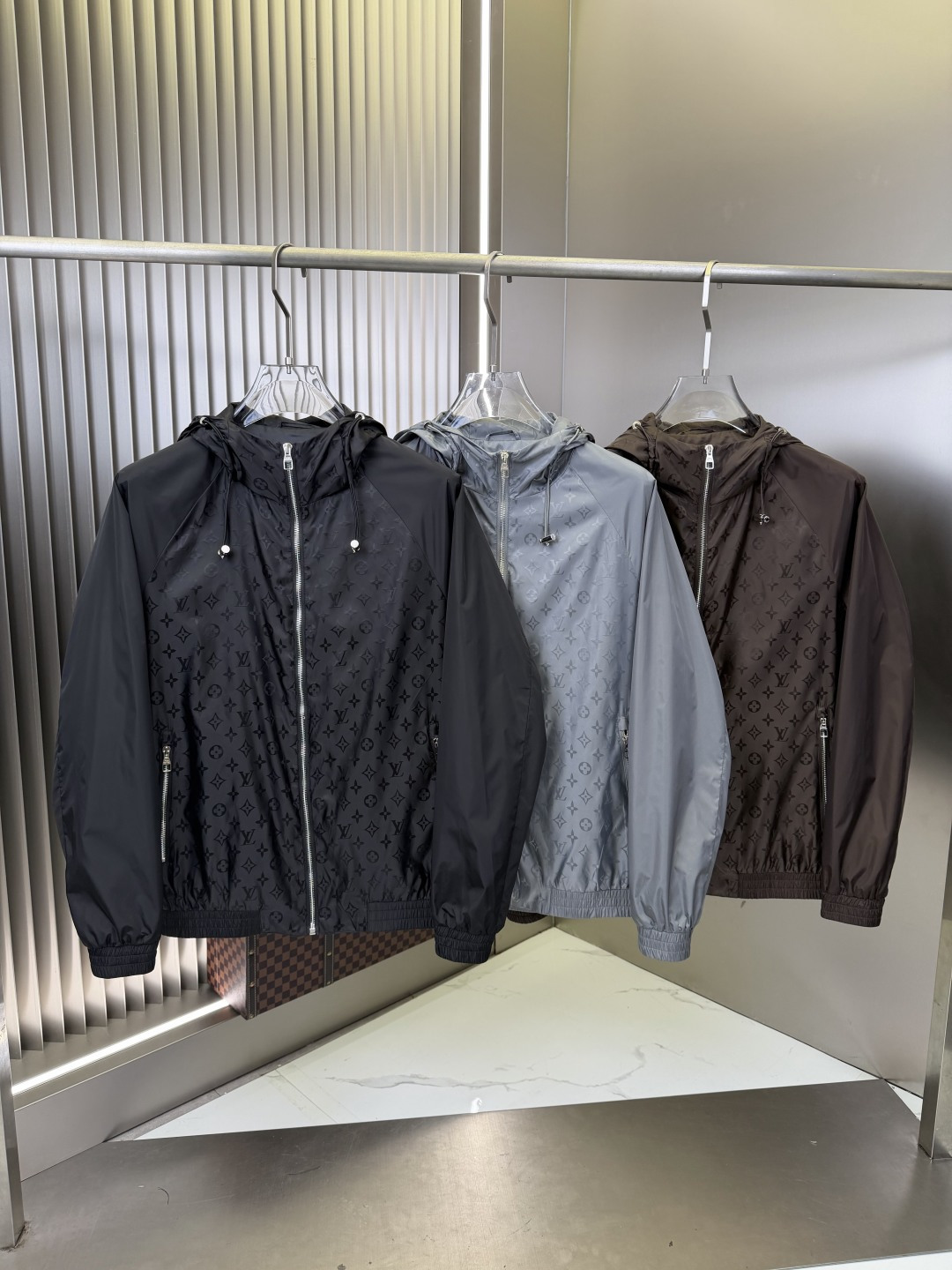 NO:757880,2026 spring and summer new jacket. Original 1:1 customized hardware accessories. All imported and original customization. Welcome to compare at the counter. Super soft, super heavy fabric, perfect workmanship. Pay attention to the fabric and super comfortable. Exclusive model. Non-market goods. Same size for men and women, M to XXXL,, jackets & coats,198609092026春夏新款夹克 原版1:1订制五金配件全进口原版定制 欢迎专柜对比 超柔软 超级重面料做工杠杠的版型完美 注意面料超舒服 独家款 非市场货 男女同款尺码M一XXXL,,jackets & coats,,Men's clothing