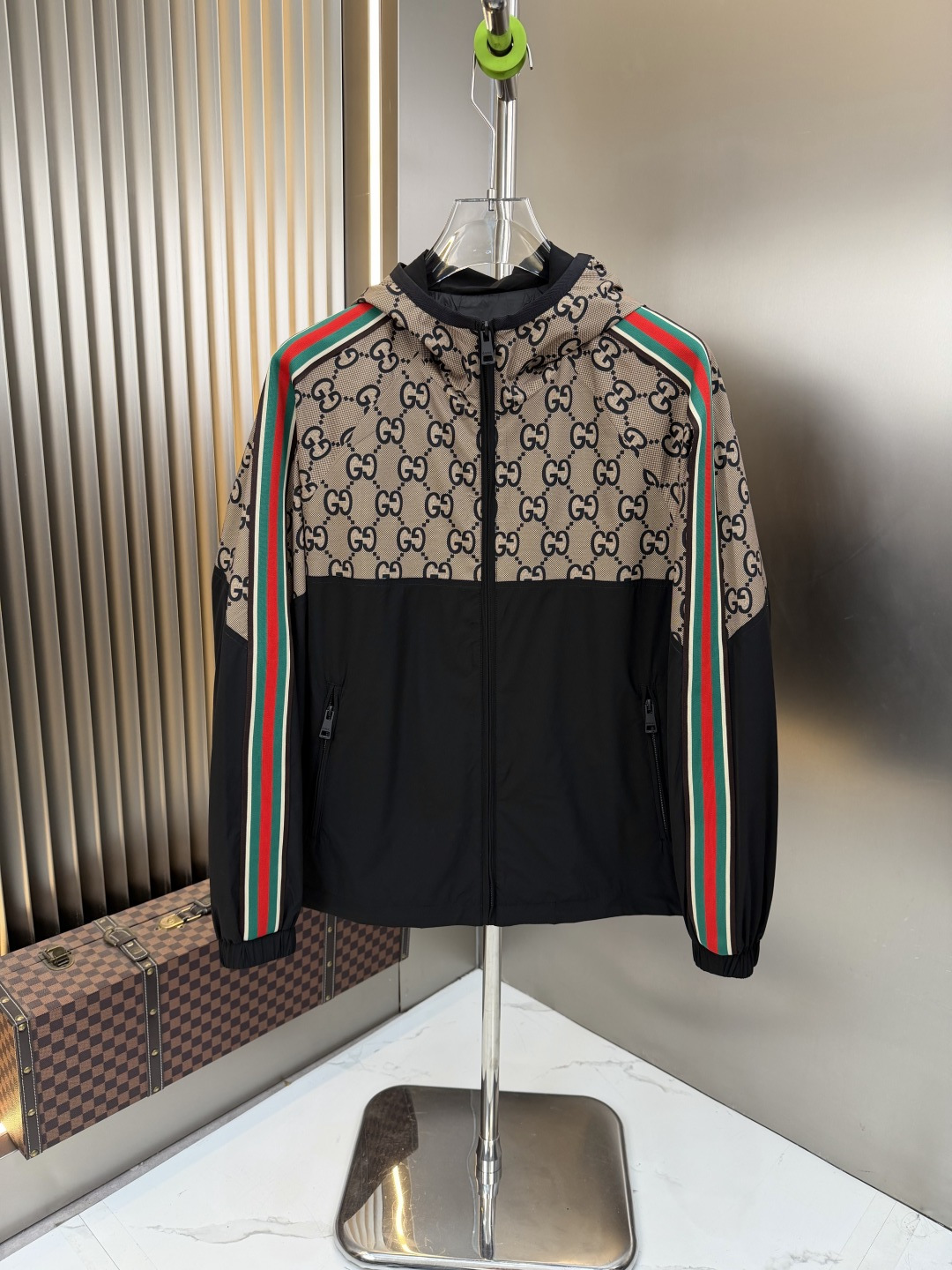 NO:757932,2026 spring and summer new jacket. Original 1:1 customized hardware accessories. All imported and original customization. Welcome to compare at the counter. Super soft, super heavy fabric, perfect workmanship. Pay attention to the fabric and super comfortable. Exclusive model. Non-market goods. Same size for men and women, M to XXXL,, jackets & coats,198609092026春夏新款夹克 原版1:1订制五金配件全进口原版定制 欢迎专柜对比 超柔软 超级重面料做工杠杠的版型完美 注意面料超舒服 独家款 非市场货 男女同款尺码M一XXXL,,jackets & coats,,Men's clothing