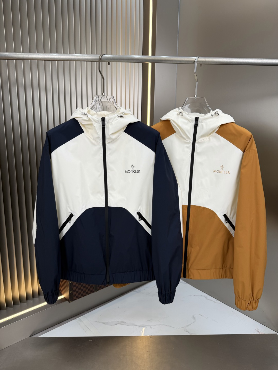 NO:757925,It will take about 10 days to replenish the order. 2026 spring and summer new jacket. Original 1:1 customized hardware accessories, all imported and original customization. Welcome to compare at the counter. Super soft, super heavy fabric, perfect workmanship. Pay attention to the fabric, which is super comfortable. Exclusive model. Non-market goods. Same size for men and women, M to XXXL,, jackets & coats,19860909补单 10 天左右 2026春夏新款夹克 原版1:1订制五金配件全进口原版定制 欢迎专柜对比 超柔软 超级重面料做工杠杠的版型完美 注意面料超舒服 独家款 非市场货 男女同款尺码M一XXXL,,jackets & coats,,Men's clothing