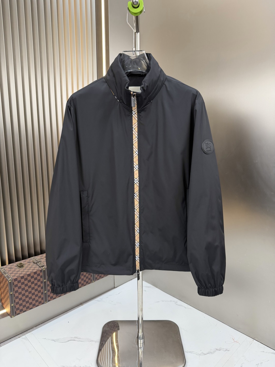 NO:952551,.2026 new spring and summer jacket. Original 1:1 customized hardware accessories, all imported and original customization. Welcome to compare at the counter. Super soft, super heavy fabric, perfect workmanship. Pay attention to the fabric, which is super comfortable. Exclusive model. Non-market goods. Same size for men and women, M to XXXL,, jackets & coats,19860909.2026春夏新款夹克 原版1:1订制五金配件全进口原版定制 欢迎专柜对比 超柔软 超级重面料做工杠杠的版型完美 注意面料超舒服 独家款 非市场货 男女同款尺码M一XXXL,,jackets & coats,,Men's clothing