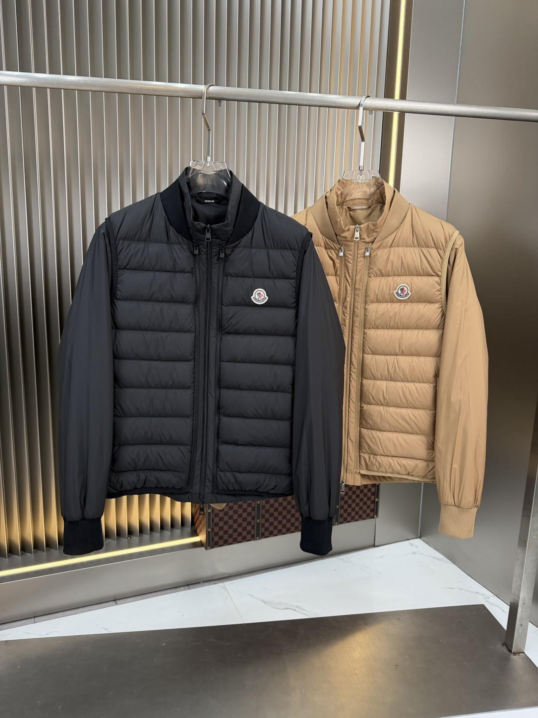 NO:954132,The most popular 2026 autumn and winter new two-piece down jacket. The original 1:1 customized hardware accessories are all imported and original customization. Welcome to compare at the counter. Absolutely high quality. Made of top 90 white duck down. Super soft. Filled with fluffy and full feathers. Super heavy fabrics with perfect workmanship. Pay attention to the fabrics are super comfortable. Exclusive model. Non-market goods. Same sizes for men and women. Size M to XXXL,, down jacket,19860909爆款爆款2026秋冬新款两件套羽绒服 原版1:1订制五金配件全进口原版定制 欢迎专柜对比 绝对的高品质 采用顶级90白鸭绒 超柔软 充羽量蓬松饱满 超级重面料做工杠杠的版型完美 注意面料超舒服 独家款 非市场货 男女同款尺码码数.码数M一XXXL,,down jacket,,Men's clothing
