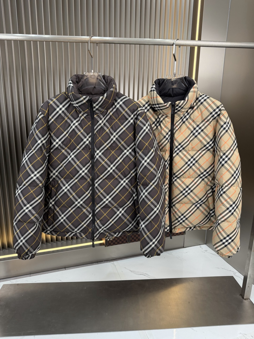 NO:954144,The most popular 2026 autumn and winter new double-sided down jacket. The original 1:1 customized hardware accessories are all imported and original customization. Welcome to compare at the counter. Absolutely high quality. Made of top 90 white duck down. Super soft and fluffy. Super heavy fabrics with perfect workmanship. Pay attention to the fabrics are super comfortable. Exclusive model. Non-market goods. Same sizes for men and women. Size M to XXXL,, down jacket,19860909爆款爆款2026秋冬新款双面穿羽绒服 原版1:1订制五金配件全进口原版定制 欢迎专柜对比 绝对的高品质 采用顶级90白鸭绒 超柔软 充羽量蓬松饱满 超级重面料做工杠杠的版型完美 注意面料超舒服 独家款 非市场货 男女同款尺码码数.码数M一XXXL,,down jacket,,Men's clothing