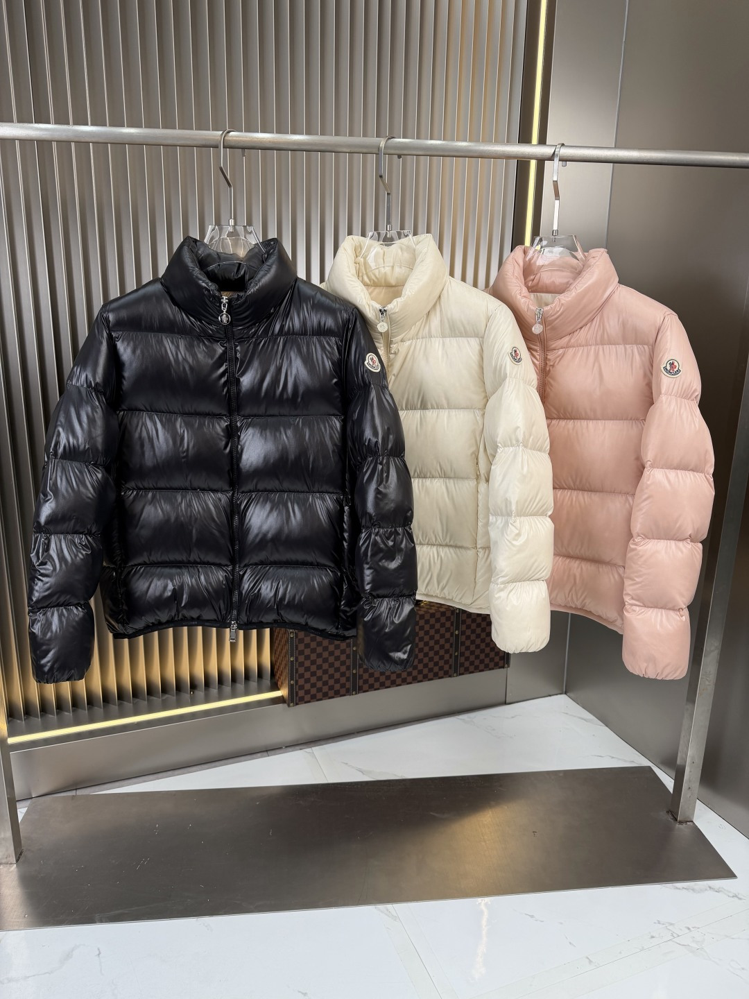 NO:954167,Popular women's 2026 autumn and winter new down jacket. Original 1:1 customized hardware accessories, all imported and original customization. Welcome to compare at the counter. Absolutely high quality. Made of top-grade 90 white duck down. Super soft. Filled with fluffy and full feathers. Super heavy fabrics with perfect workmanship. Pay attention to the fabrics are super comfortable. Exclusive model. Non-market goods. Women's size. Size M to XXXL,, down jacket,19860909爆款女款2026秋冬新款羽绒服 原版1:1订制五金配件全进口原版定制 欢迎专柜对比 绝对的高品质 采用顶级90白鸭绒 超柔软 充羽量蓬松饱满 超级重面料做工杠杠的版型完美 注意面料超舒服 独家款 非市场货 女款尺码码数.码数M一XXXL,,down jacket,,Men's clothing