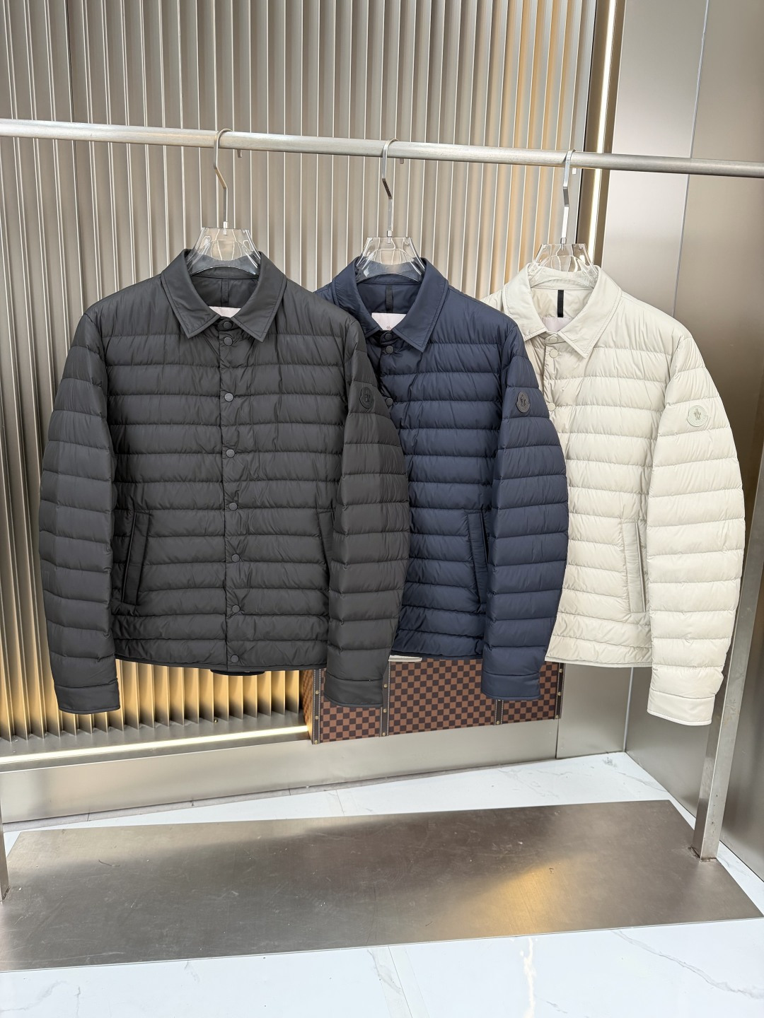 NO:954175,The most popular 2026 autumn and winter new lightweight down jacket. The original 1:1 customized hardware accessories are all imported and original customization. Welcome to compare at the counter. Absolutely high quality. Made of top-grade 90 white duck down. Super soft and fluffy. Super heavy fabrics with perfect workmanship. Pay attention to the fabrics are super comfortable. Exclusive model. Non-market goods. Same sizes for men and women. Size M to XXXL,, down jacket,19860909爆款爆款2026秋冬新款轻薄羽绒服 原版1:1订制五金配件全进口原版定制 欢迎专柜对比 绝对的高品质 采用顶级90白鸭绒 超柔软 充羽量蓬松饱满 超级重面料做工杠杠的版型完美 注意面料超舒服 独家款 非市场货 男女同款尺码码数.码数M一XXXL,,down jacket,,Men's clothing