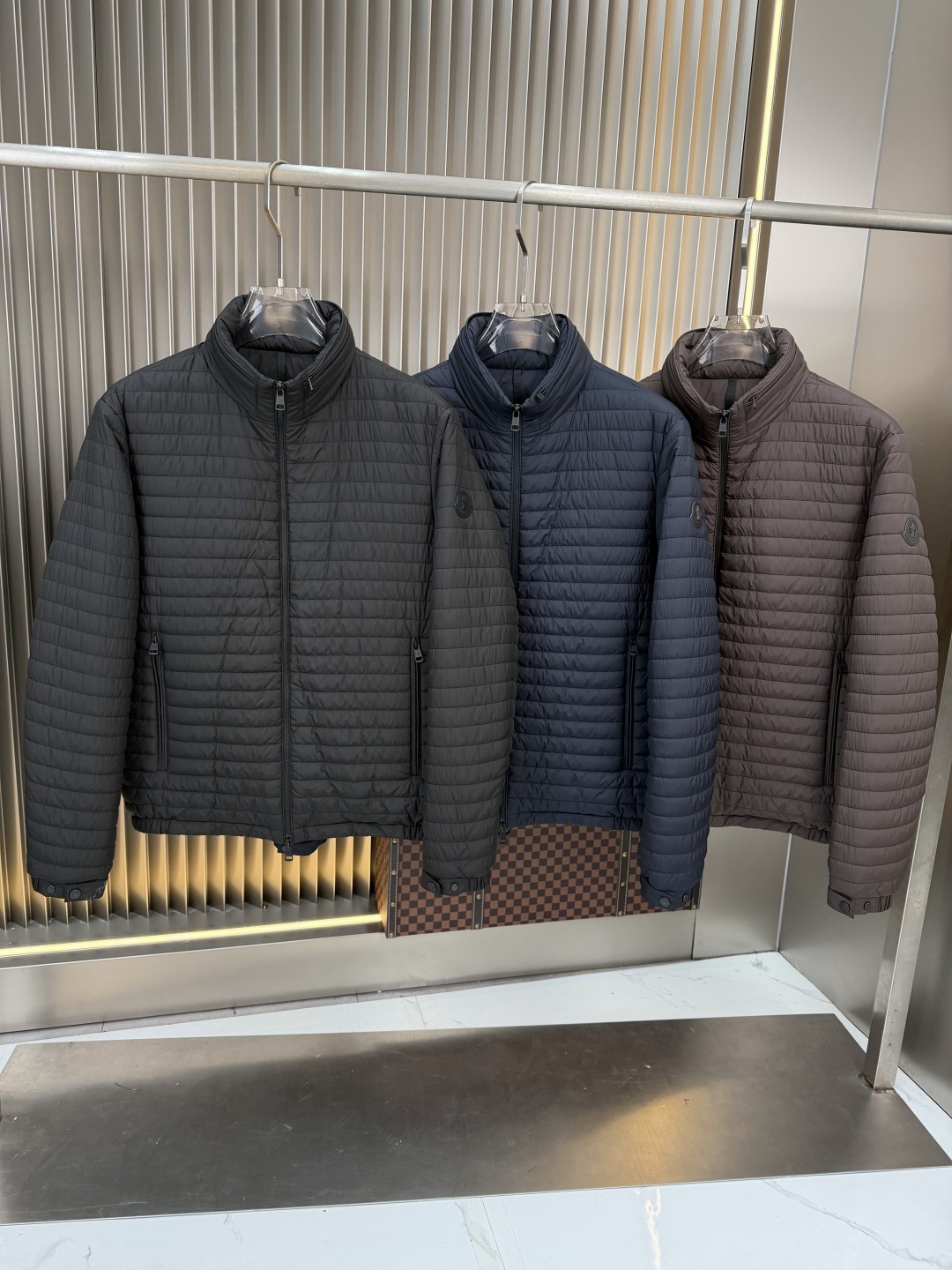 NO:954183,Mainly recommended and popular 2026 autumn and winter new down jacket. Original 1:1 customized hardware accessories are all imported and original customization. Welcome to compare at the counter. Absolutely high quality. Use top 90 white duck down. Super soft and fluffy. Super heavy fabrics with perfect workmanship. Pay attention to the fabrics are super comfortable. Exclusive model. Non-market goods. Same sizes for men and women. Size M to XXXL,, down jacket,19860909主推款爆款2026秋冬新款羽绒服 原版1:1订制五金配件全进口原版定制 欢迎专柜对比 绝对的高品质 采用顶级90白鸭绒 超柔软 充羽量蓬松饱满 超级重面料做工杠杠的版型完美 注意面料超舒服 独家款 非市场货 男女同款尺码码数.码数M一XXXL,,down jacket,,Men's clothing