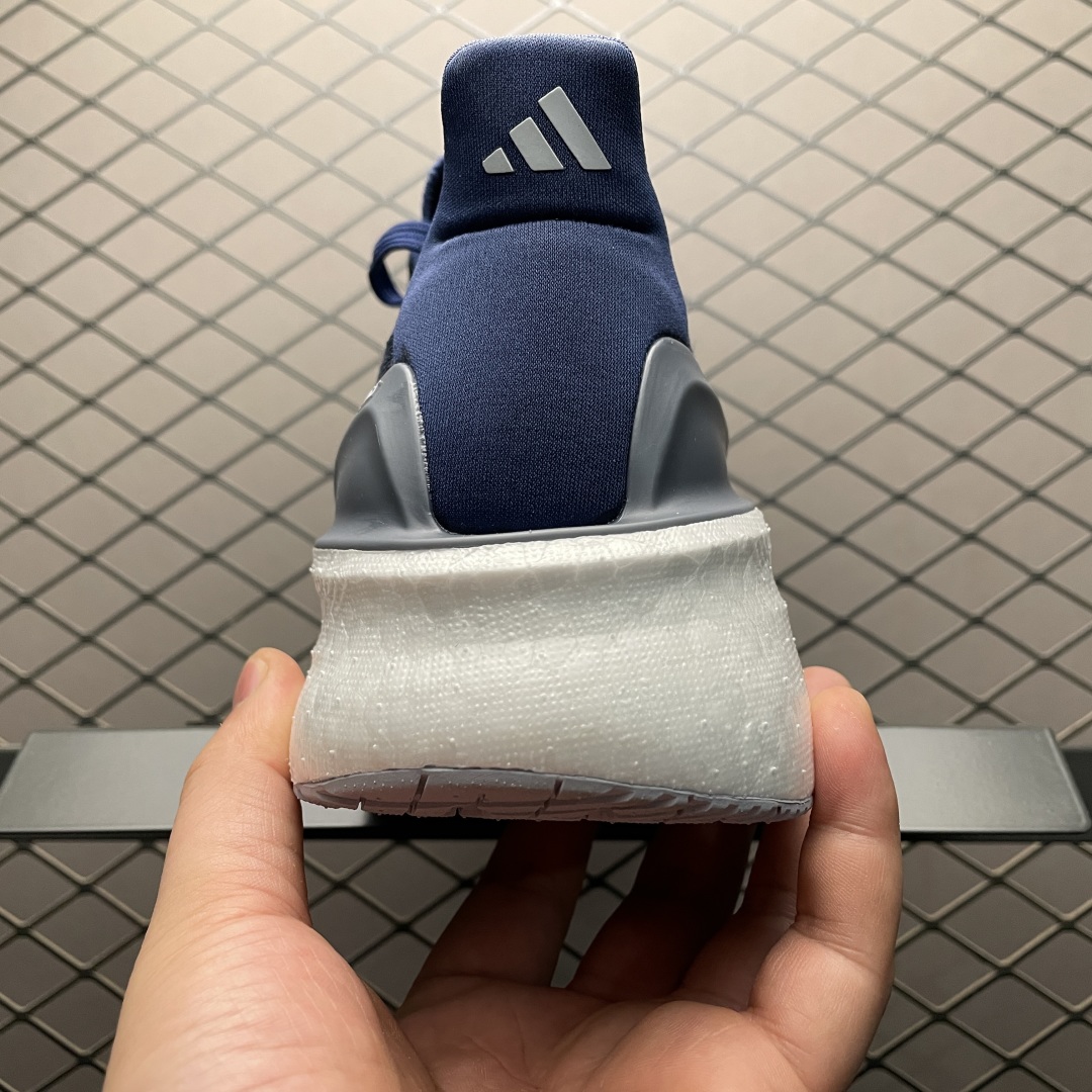  AD 阿迪 Ultra Boost 5 超弹力爆米花中底休闲跑步鞋 ID8817 尺码：36 36.5