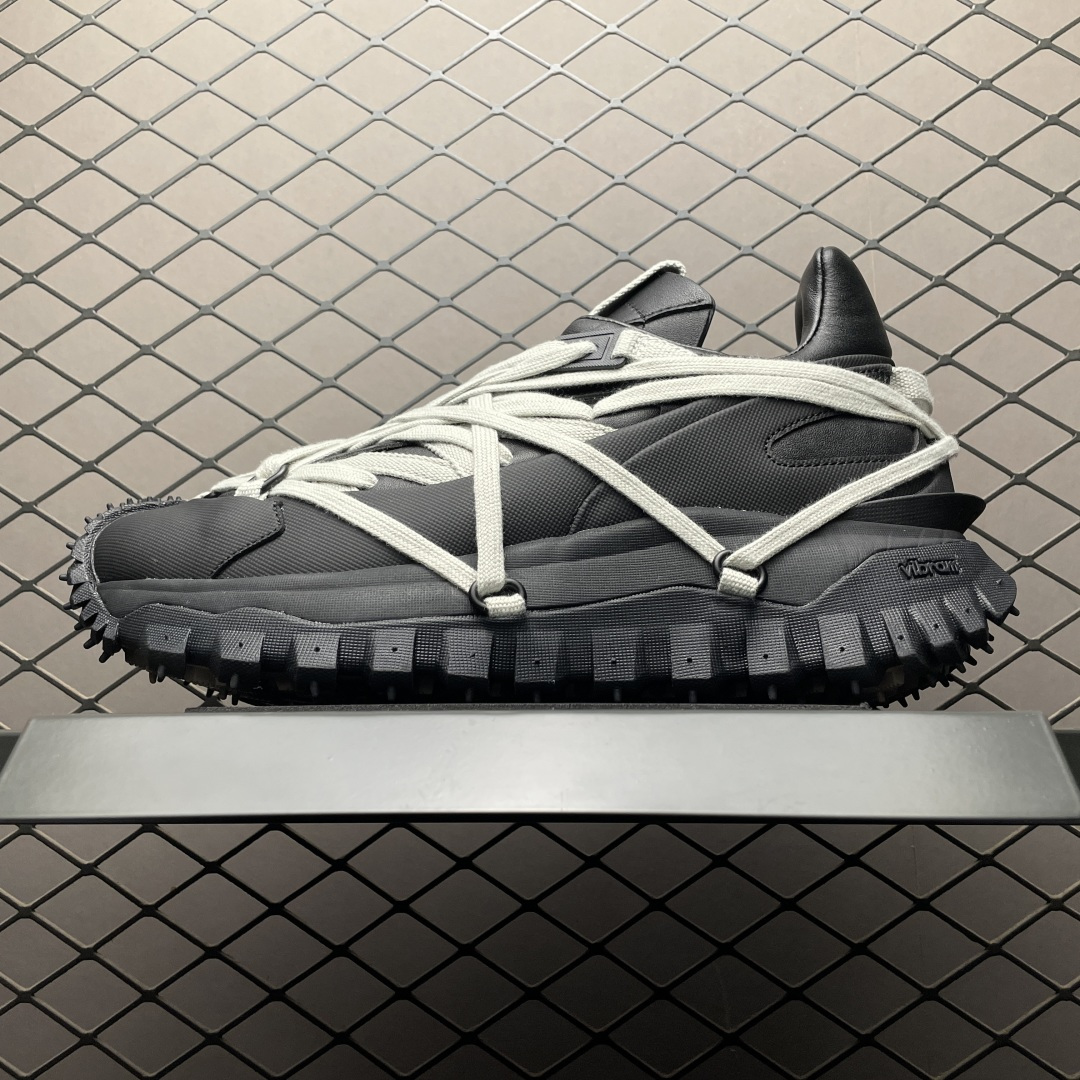 Rick Owens x Moncler 盟可睞/蒙口 Trailgrip 瑞克歐文斯 蒙口聯名款 當暗黑教父遇上極地探險家 ！Rick Owens的哥特式暗黑美學與Moncler Trailgrip的硬核機能基因碰撞，誕生一雙「廢土未來主
