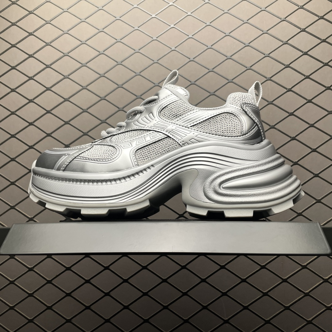 💰600 純原GG-CC Chunky Low 厚底增高鞋老爹鞋 廣東大廠出品 完美細節 25ss早春新款厚底增高 大長腿 時髦look輕鬆定格 不費力展現率性氛圍 高檔銀盒  酷帥機能風不規則設計大底 銀灰拼色造型設計 輕便舒適百搭 G
