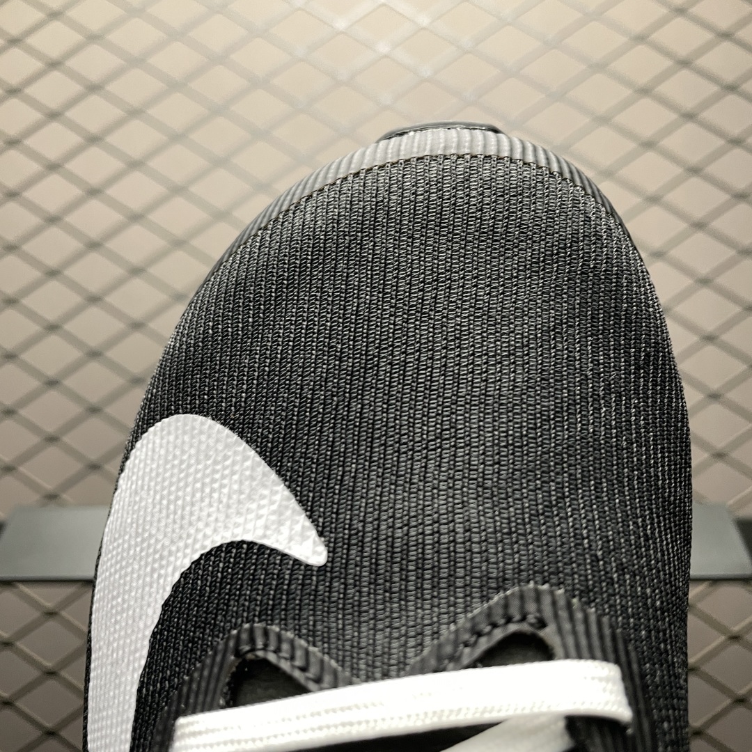   NK Air Zoom Rival FLY 4 超弹透气轻量跑步鞋 FV6040-001 鞋款搭载 