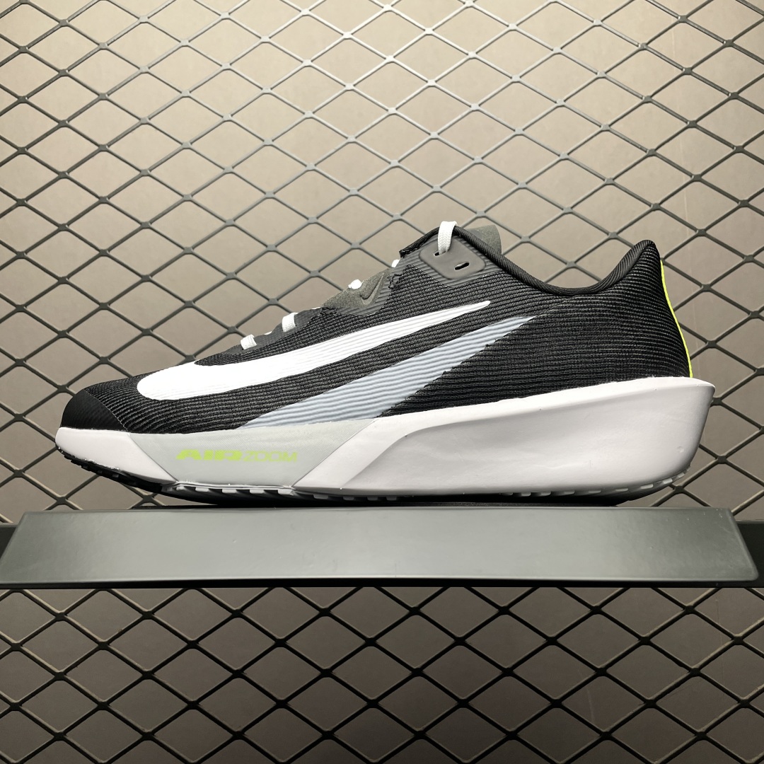   NK Air Zoom Rival FLY 4 超弹透气轻量跑步鞋 FV6040-001 鞋款搭载 