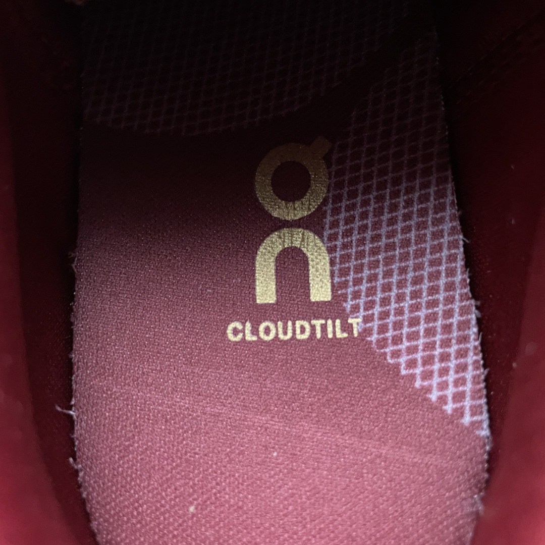   ON 昂跑 Cloudtilt 系列 鞋面采用一体成型布料  有弹性非常透气 鞋底是镂空设计 运用了