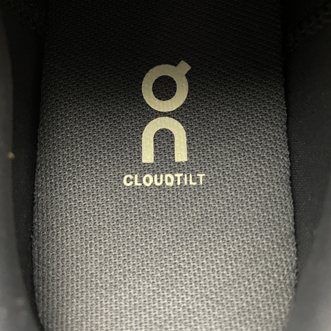   ON 昂跑 Cloudtilt 系列 鞋面采用一体成型布料  有弹性非常透气 鞋底是镂空设计 运用了