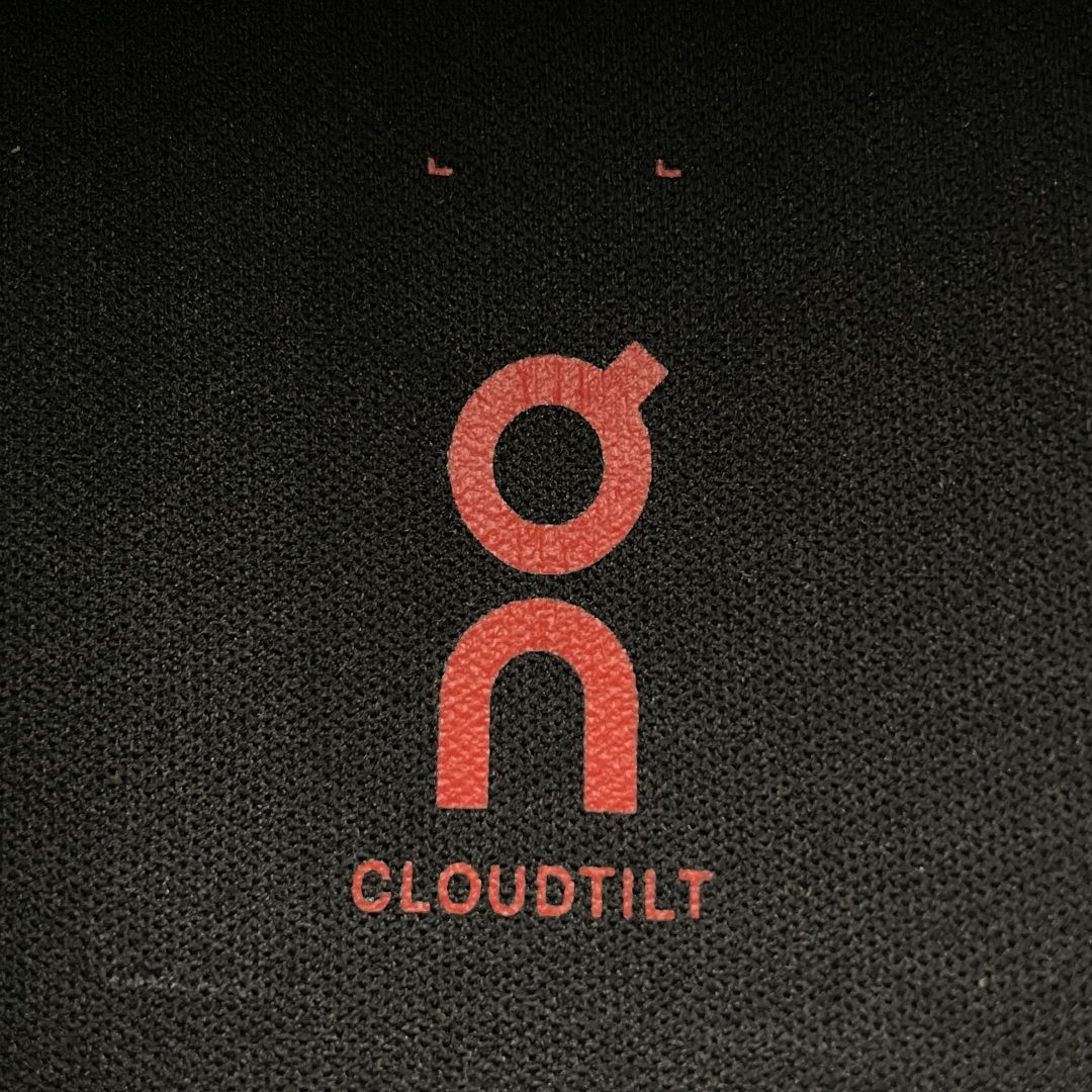   ON 昂跑 Cloudtilt 系列 鞋面采用一体成型布料  有弹性非常透气 鞋底是镂空设计 运用了