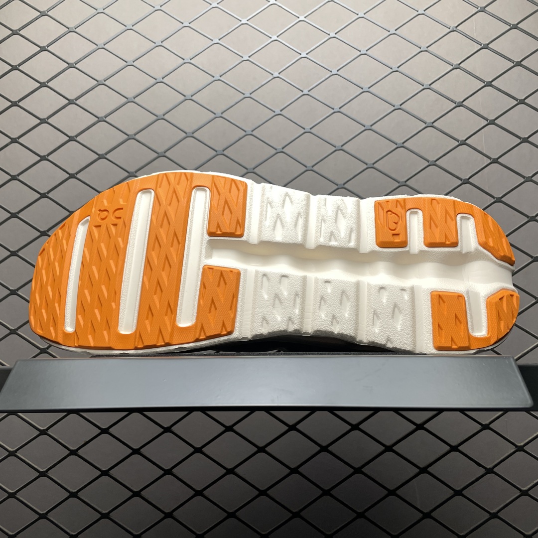   ON 昂跑 Cloudtilt 系列 鞋面采用一体成型布料  有弹性非常透气 鞋底是镂空设计 运用了