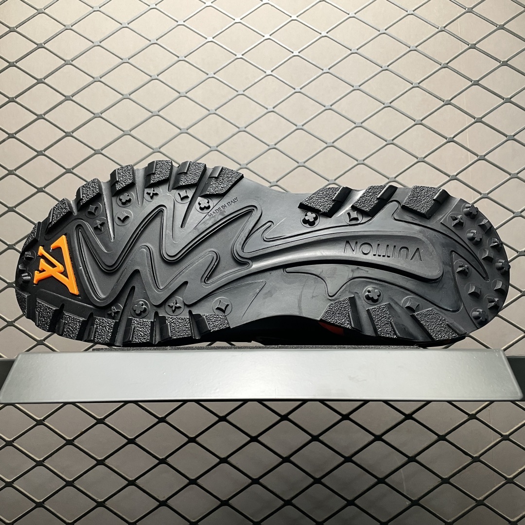 LV Runner Tatic 潮流复古运动鞋 鬼佬专供品质 该款向传统跑鞋汲取灵感,新颖亮相路易威
