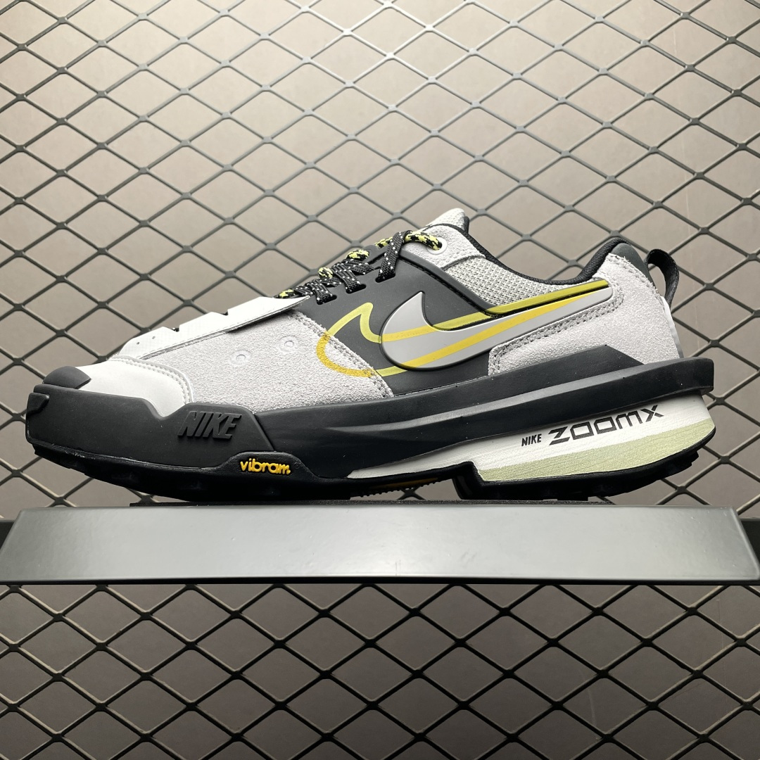 💰669 純原Sacai x NK Zegamadome 聯名鞋款 HQ8618-003 整雙鞋採用了 Zoom X 緩震科技和 Vibram 外底，在保證舒適度的同時又兼顧了耐用性，並且提供了出色的抓地力。鞋面則是全新 ZoomX Ze