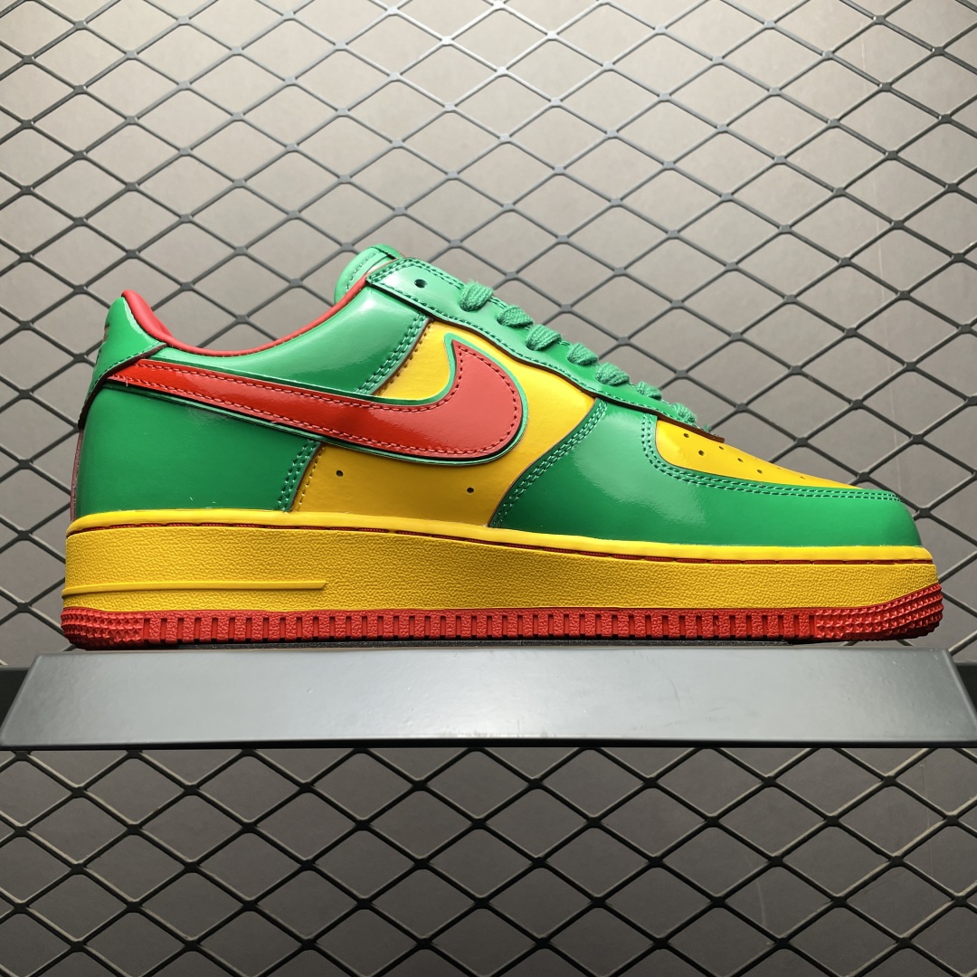 本地💰350 纯原 纯原 Li Yachty x NK Air Force 1 Low 联名款空军一号低帮休闲板鞋 IH4383-300 市售最高版本 高端外贸零售专供品质 眼前这双全新联名配色的灵感来源于Lil Yachty在2023年科切拉音乐节上穿着的那双鞋,此次旨在向2000年代早期艺术家经营的品牌致敬,后跟是Stick Man标志,Lil Yachty 口头禅“It’s Us”则出现在鞋舌位置,不仅是配色有很大变化,材质上更是从皮革改为漆皮,辨识度更高 尺码:40 40.5 41 42 42.5 43 44 44.5 45 46 47.5 编号:40OGTU20