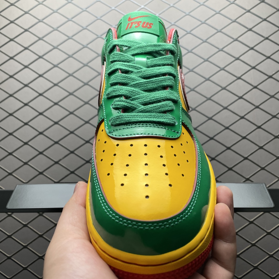 本地💰350 纯原 纯原 Li Yachty x NK Air Force 1 Low 联名款空军一号低帮休闲板鞋 IH4383-300 市售最高版本 高端外贸零售专供品质 眼前这双全新联名配色的灵感来源于Lil Yachty在2023年科切拉音乐节上穿着的那双鞋,此次旨在向2000年代早期艺术家经营的品牌致敬,后跟是Stick Man标志,Lil Yachty 口头禅“It’s Us”则出现在鞋舌位置,不仅是配色有很大变化,材质上更是从皮革改为漆皮,辨识度更高 尺码:40 40.5 41 42 42.5 43 44 44.5 45 46 47.5 编号:40OGTU20