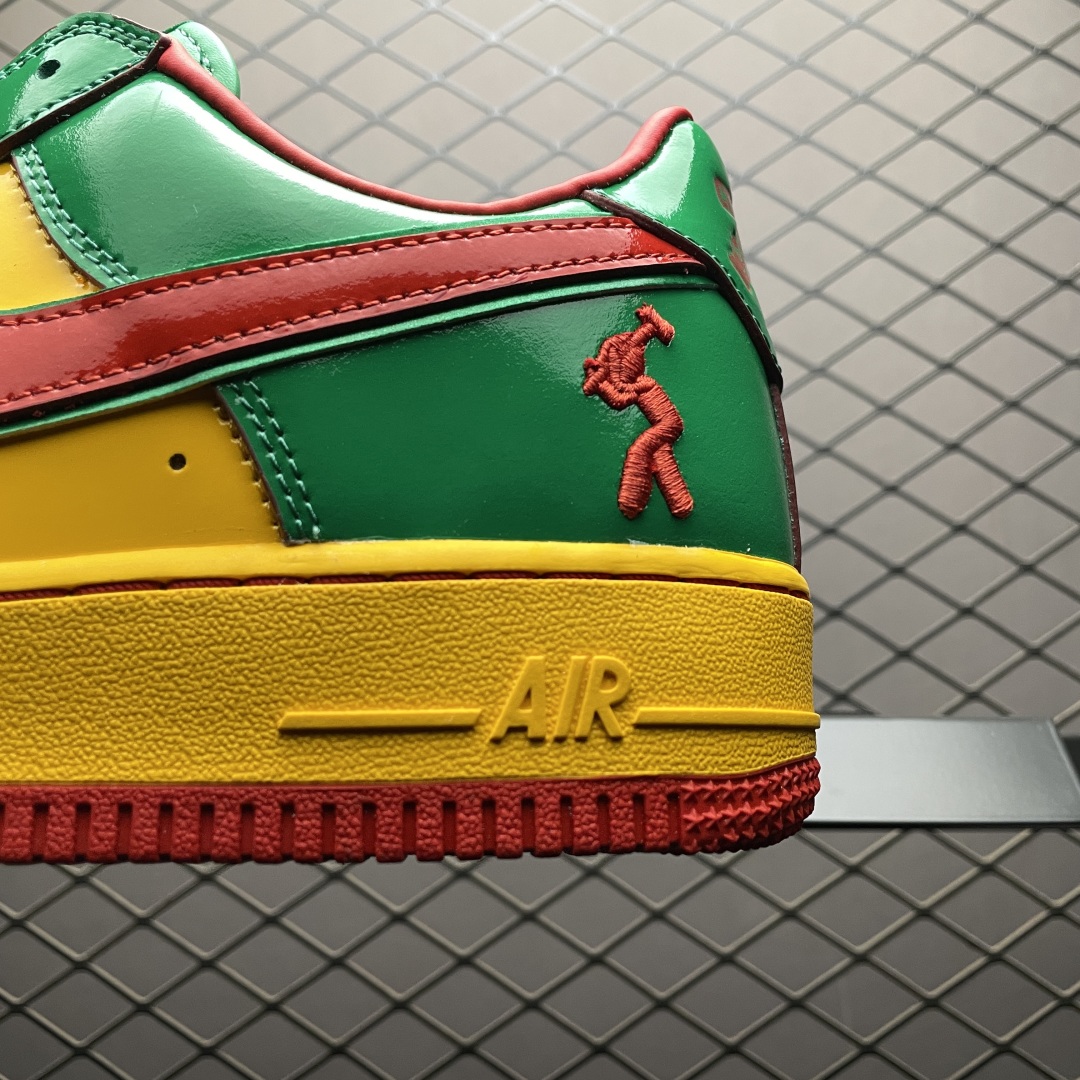 本地💰350 纯原 纯原 Li Yachty x NK Air Force 1 Low 联名款空军一号低帮休闲板鞋 IH4383-300 市售最高版本 高端外贸零售专供品质 眼前这双全新联名配色的灵感来源于Lil Yachty在2023年科切拉音乐节上穿着的那双鞋,此次旨在向2000年代早期艺术家经营的品牌致敬,后跟是Stick Man标志,Lil Yachty 口头禅“It’s Us”则出现在鞋舌位置,不仅是配色有很大变化,材质上更是从皮革改为漆皮,辨识度更高 尺码:40 40.5 41 42 42.5 43 44 44.5 45 46 47.5 编号:40OGTU20