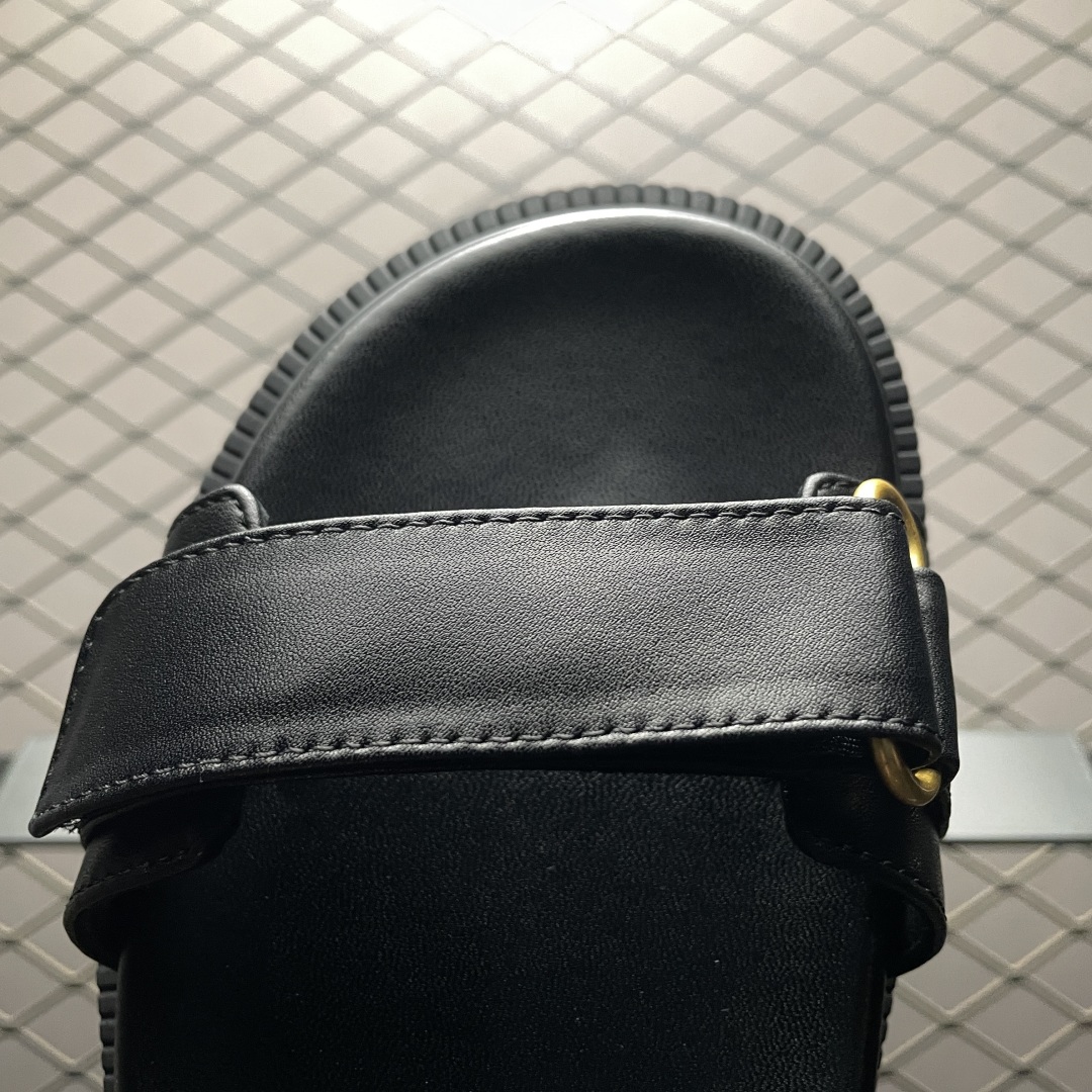 本地💰300 纯原 海淘代购版本 Dior 迪奥 Act 夏季百搭羊皮凉鞋 采用纯正小羊皮制作 定制五金辅料 全套包装 区别市面超纤普通货 鬼佬外贸冲正 高端零售专供品质 经典百搭 适合夏季各种风格搭配轻盈舒适、透气,脚感非常丝滑 鞋面饰带采用魔术贴开合 搭配金色饰面金属标志装饰 可为各式造型增添现代风范 尺码:35 36 37 38 39 40 偏小一码 编号:35IEFT27