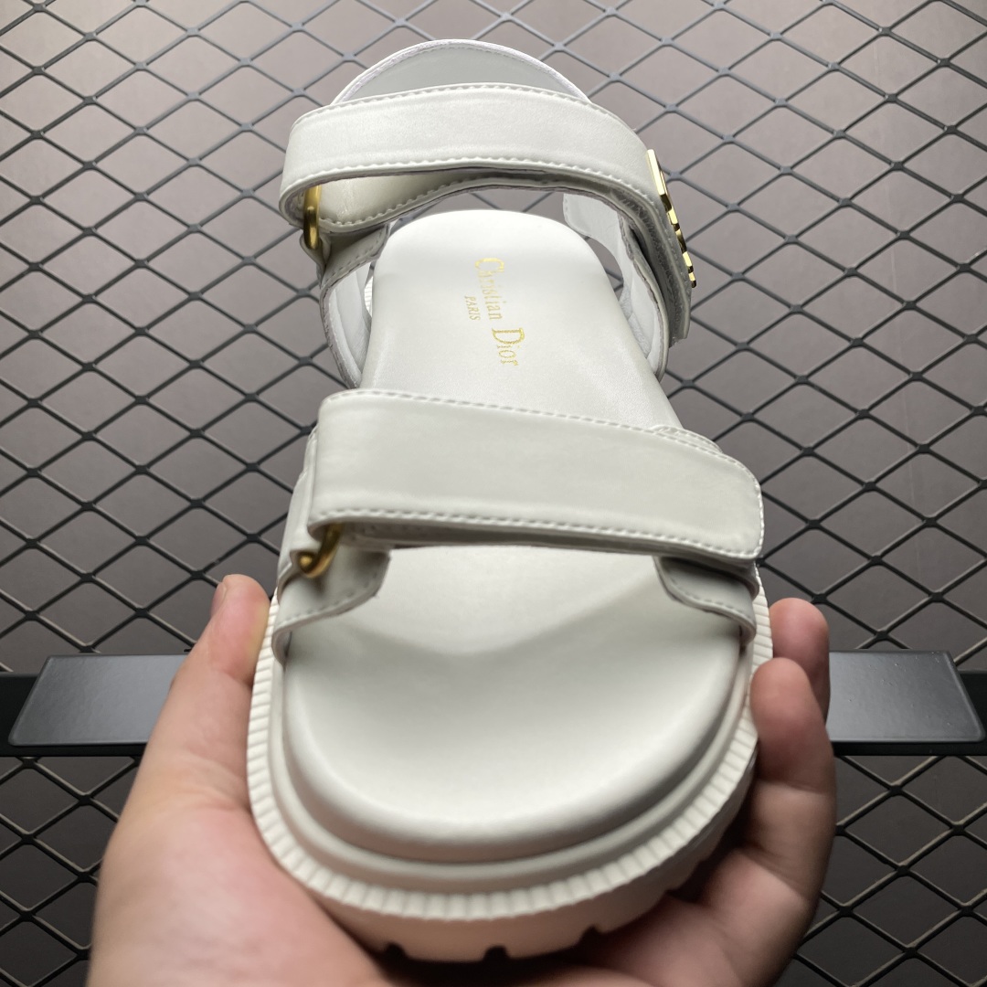 本地💰300 纯原 海淘代购版本 Dior 迪奥 Act 夏季百搭羊皮凉鞋 采用纯正小羊皮制作 定制五金辅料 区别市面超纤普通货 鬼佬外贸冲正 高端零售专供品质 经典百搭 适合夏季各种风格搭配轻盈舒适、透气,脚感非常丝滑 鞋面饰带采用魔术贴开合 搭配金色饰面金属标志装饰 可为各式造型增添现代风范 尺码:35 36 37 38 39 40 偏小一码 编号:35IEFT27