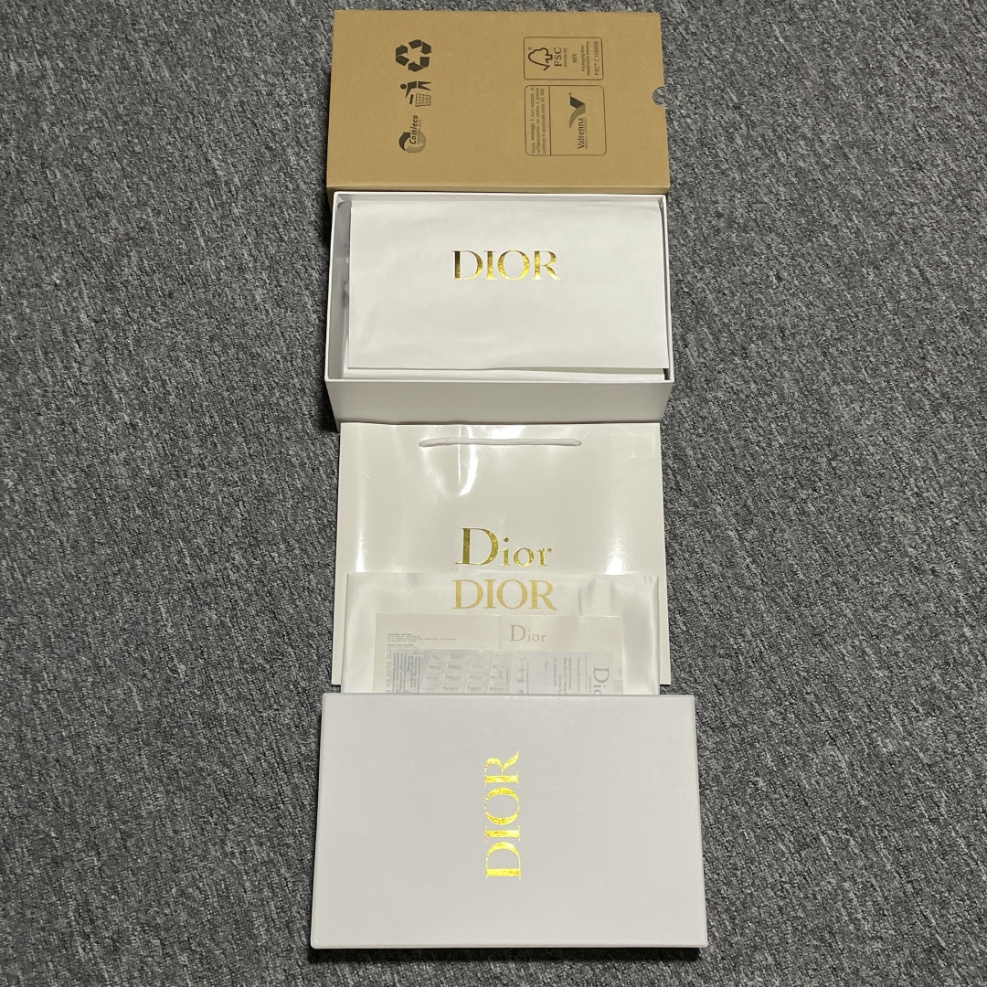 本地💰300 纯原 海淘代购版本 Dior 迪奥 Act 夏季百搭羊皮凉鞋 采用纯正小羊皮制作 定制五金辅料 全套包装 区别市面超纤普通货 鬼佬外贸冲正 高端零售专供品质 经典百搭 适合夏季各种风格搭配轻盈舒适、透气,脚感非常丝滑 鞋面饰带采用魔术贴开合 搭配金色饰面金属标志装饰 可为各式造型增添现代风范 尺码:35 36 37 38 39 40 偏小一码 编号:35IEFT27